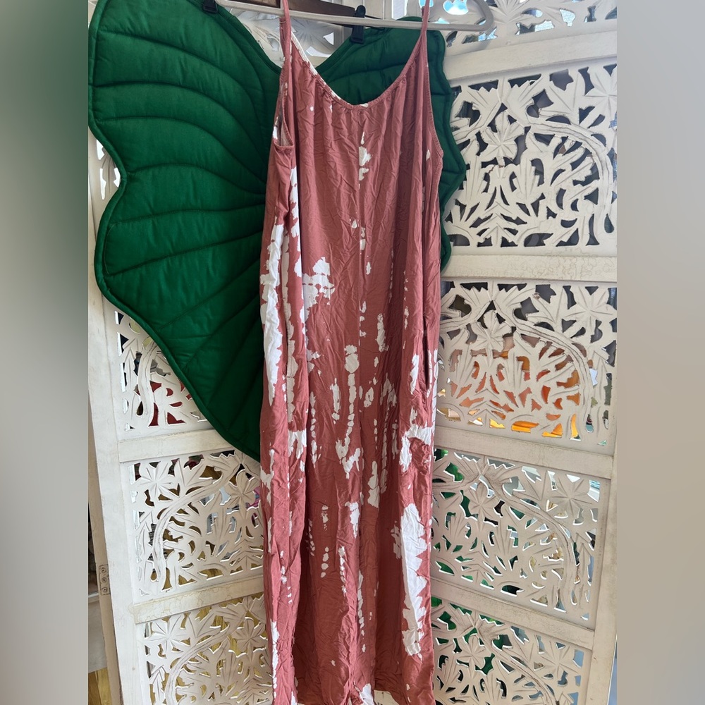 NWOT, long pants romper with pockets and adjustable straps. Rust rose color/ wht